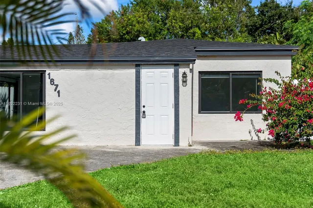 a view of back yard of the house