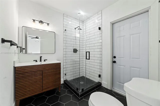 en empty room with windows and ceiling fan