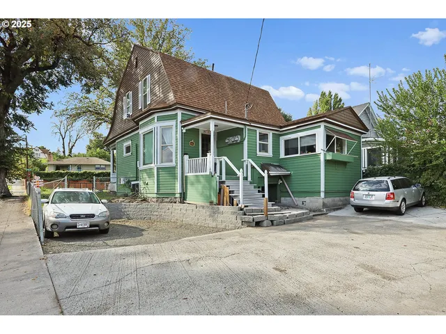 a view of a car park in front of house