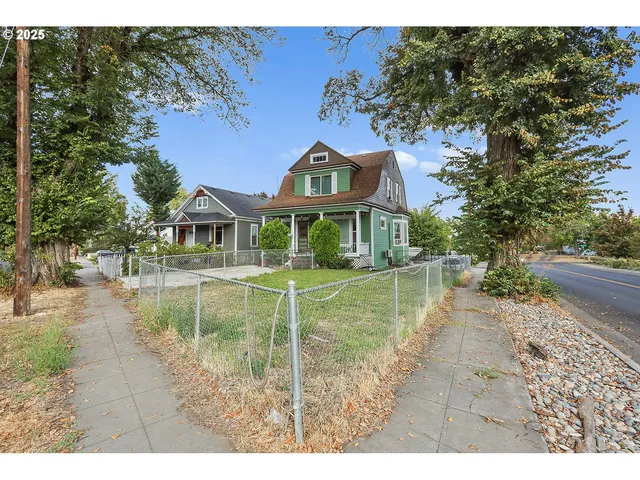 a view of a car park in front of house