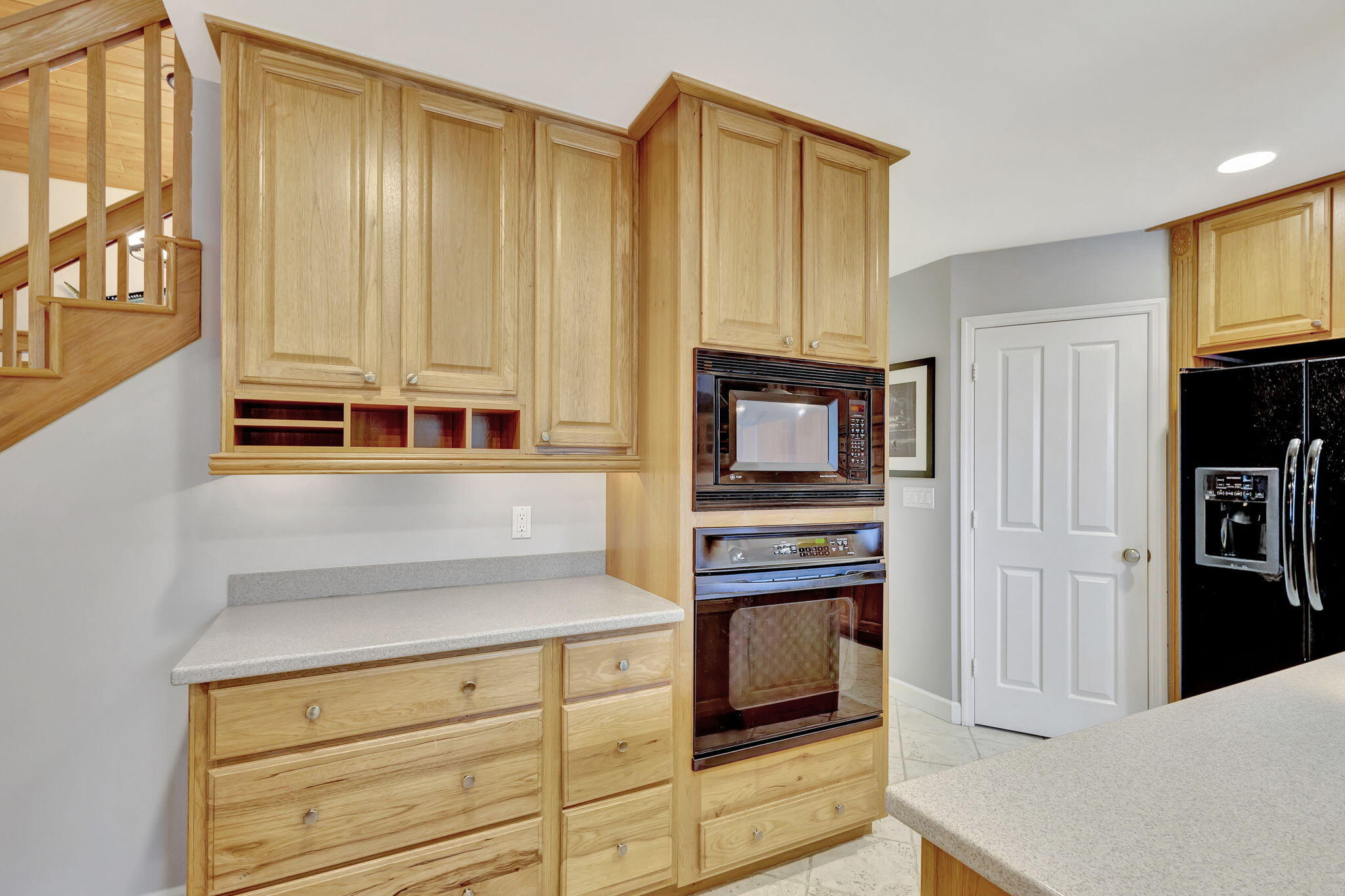 18199 April Lane Jupiter, FL 33458 - Photo 22 of 70 a kitchen with stainless steel appliances a refrigerator and cabinets