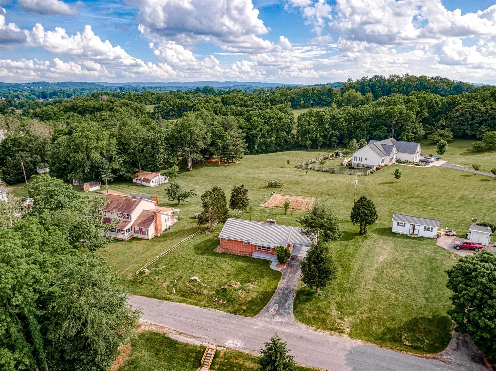 6541 Hylton Road Radford, VA 24141 - Photo 5 of 48 Gallery Image 5