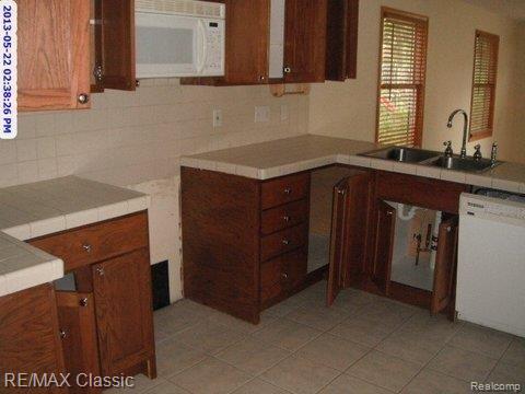 3909 Mapleleaf Road Waterford, MI 48328 - Photo 4 of 6 Mapleleaf Rd 3909 05-21-13 JD (1