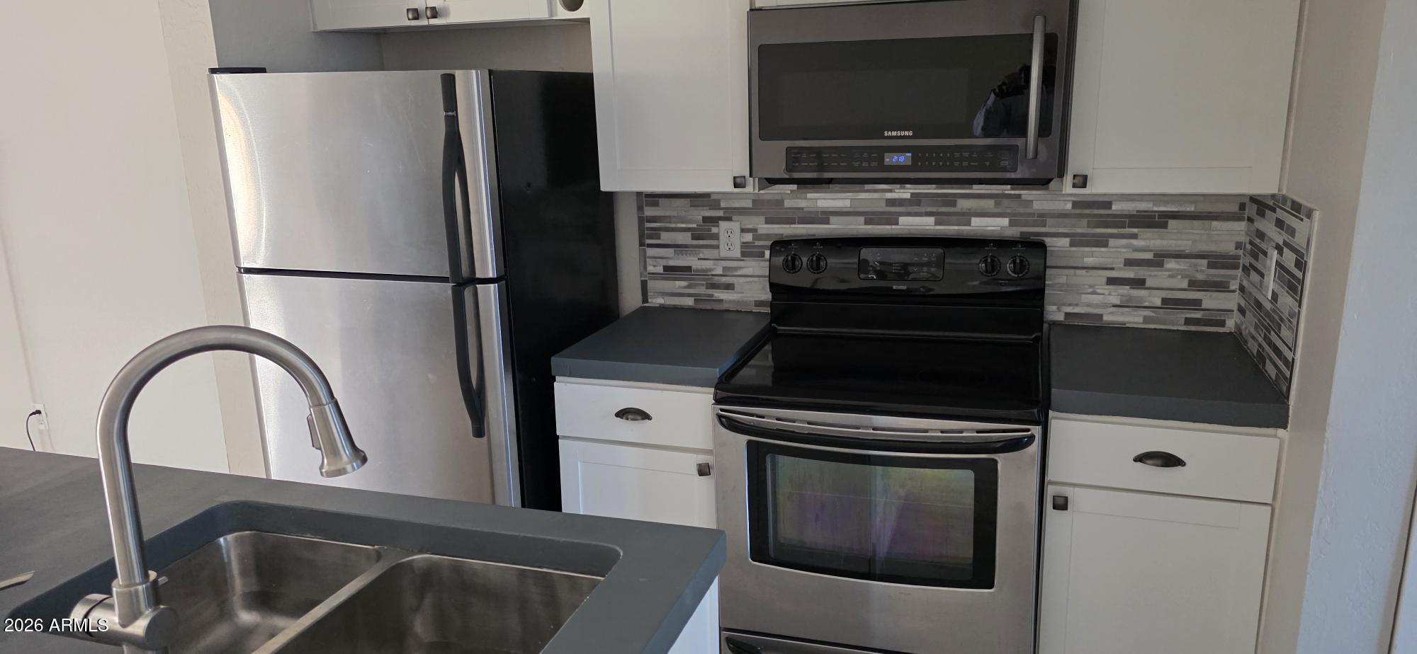 12123 West Bell Road, Unit 138 Surprise, AZ 85378 - Photo 18 of 37 Kitchen stove