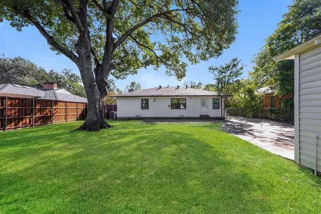 a view of a house with a backyard
