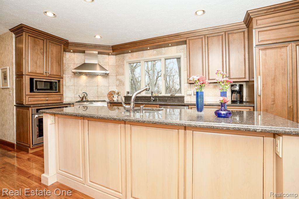 1218 Creekview Court Rochester, MI 48306 - Photo 6 of 48 Enter the GOURMET Kitchen