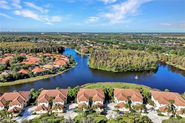view of an outdoor space and yard