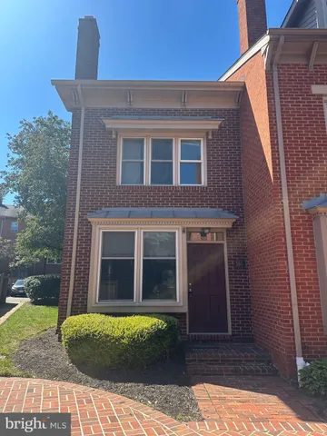 $3,950 | 560 Colecroft Court, Alexandria, VA 22314