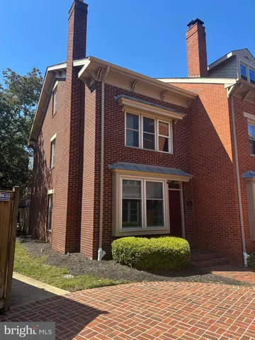 $3,950 | 560 Colecroft Court, Alexandria, VA 22314