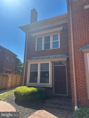 $3,950 | 560 Colecroft Court, Alexandria, VA 22314