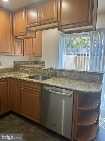 $3,950 | 560 Colecroft Court, Alexandria, VA 22314