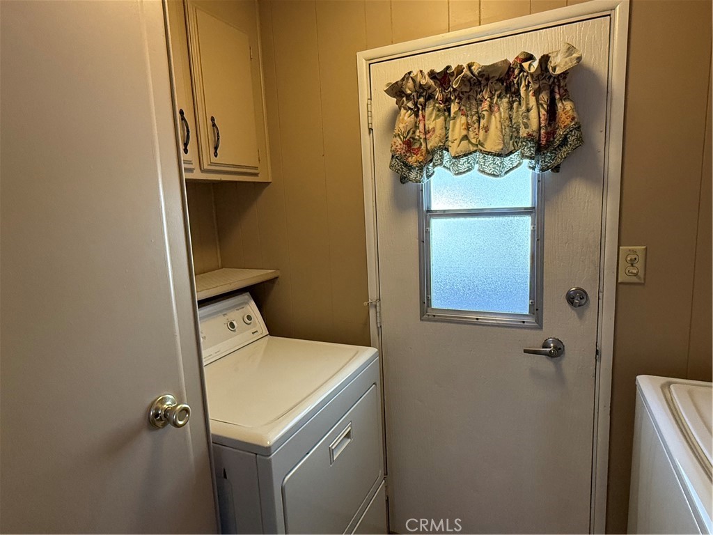 2240 Golden Oak Lane, Unit 108 Merced, CA 95341 - Photo 15 of 30 a utility room with dryer and washer