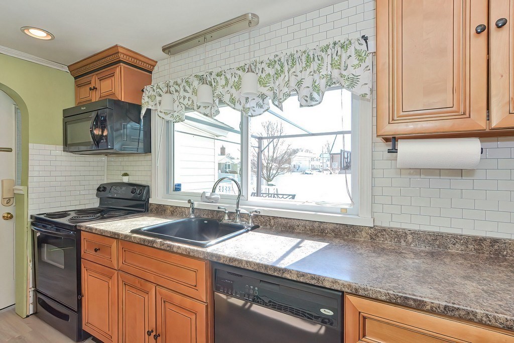 16 Trent Road Worcester, MA 01604 - Photo 4 of 32 Gallery Image 4