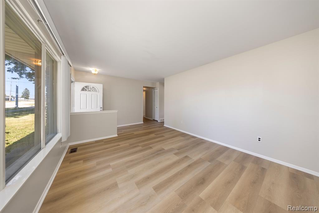 32376 Ryan Road Warren, MI 48092 - Photo 5 of 33 Gallery Image 5