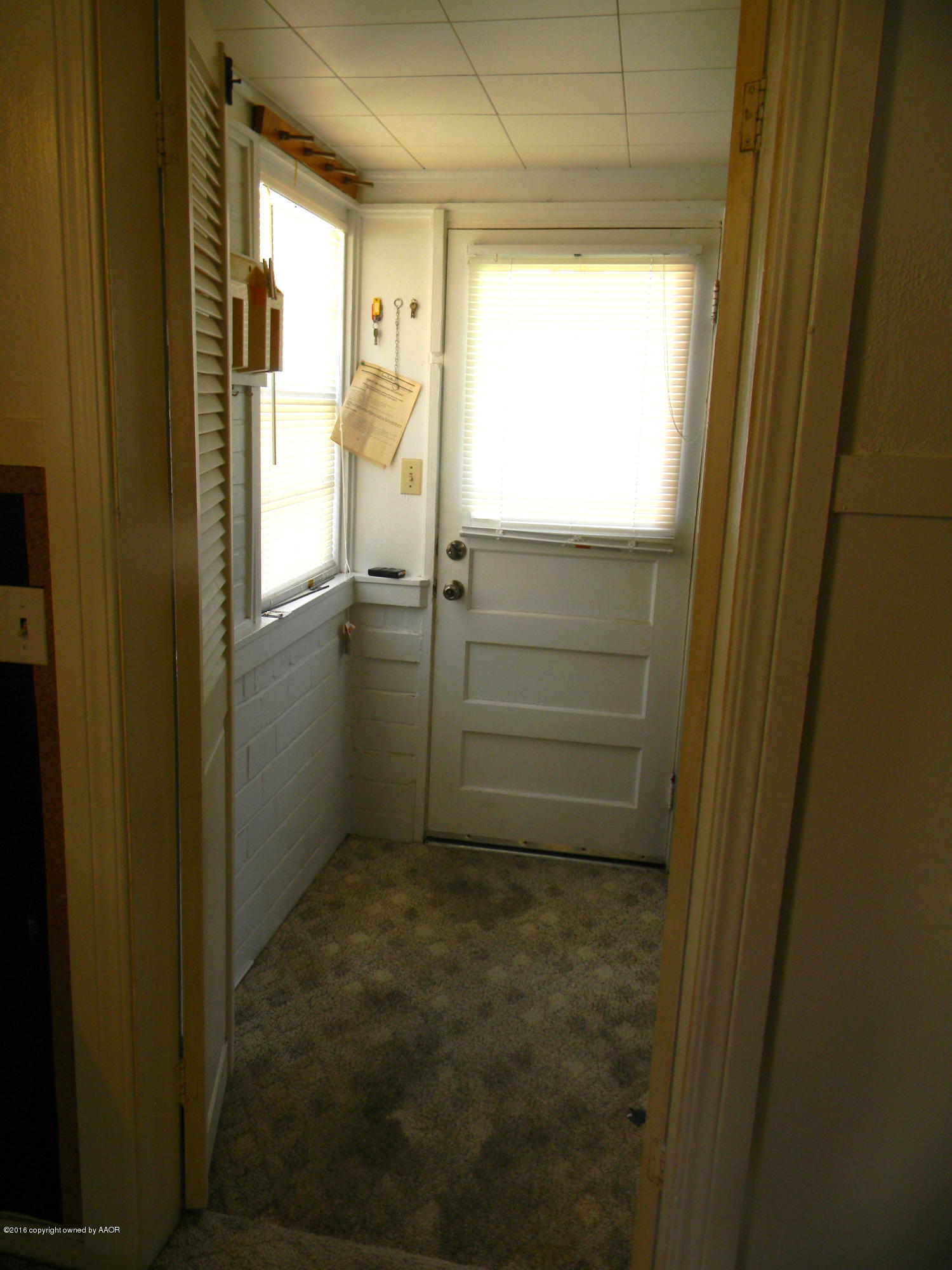 4109 South Jackson Street Amarillo, TX 79110 - Photo 5 of 10 a bathroom with a window