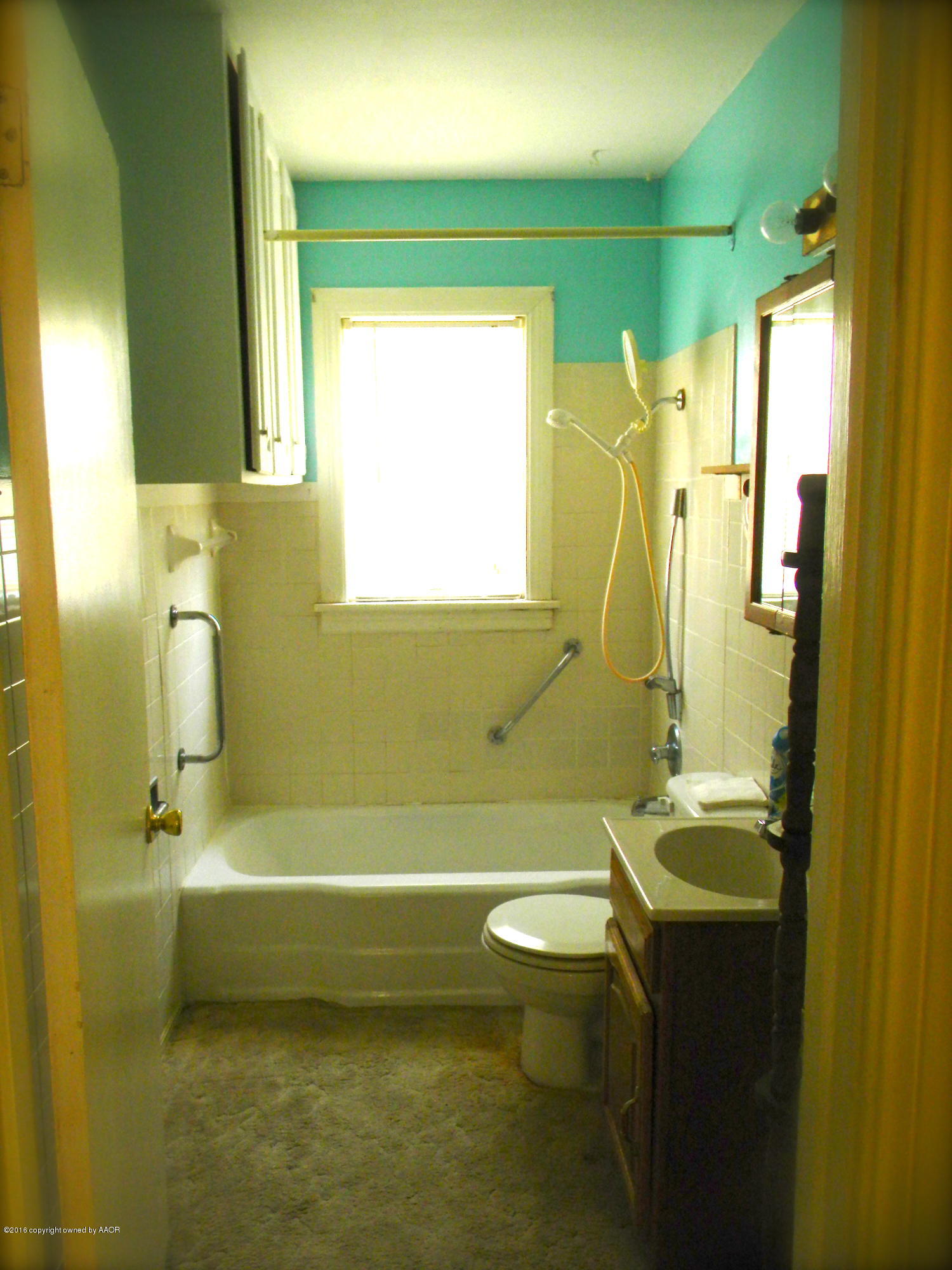 4109 South Jackson Street Amarillo, TX 79110 - Photo 8 of 10 a bathroom with a sink a toilet and a bathtub