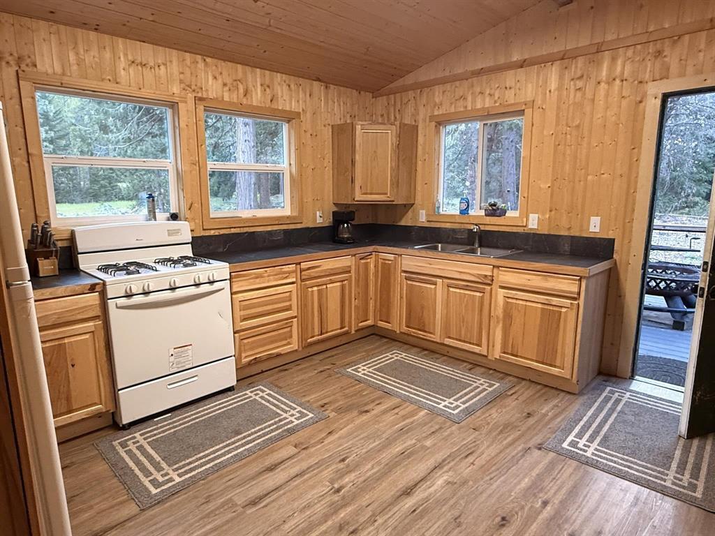 32 Esther Warren Road Etna, CA 96027 - Photo 18 of 26 32 Esther Warren19