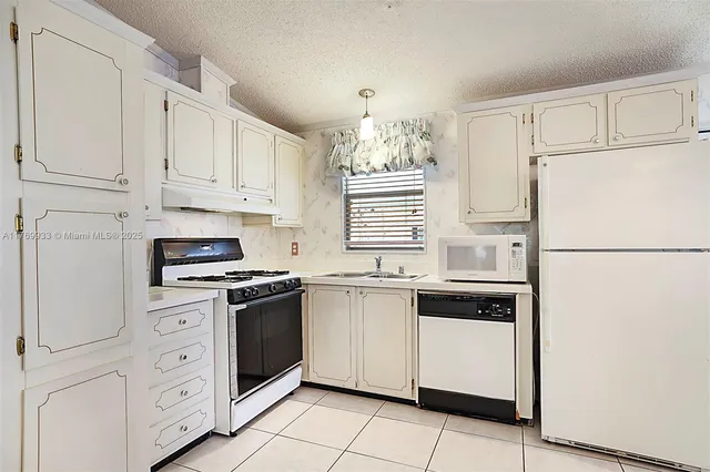 $289,900 | 102 Lake Shore Drive, Pembroke Park, FL 33009