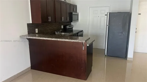 $2,100 | 15205 Northeast 6th Avenue, Unit D301, Miami, FL 33162