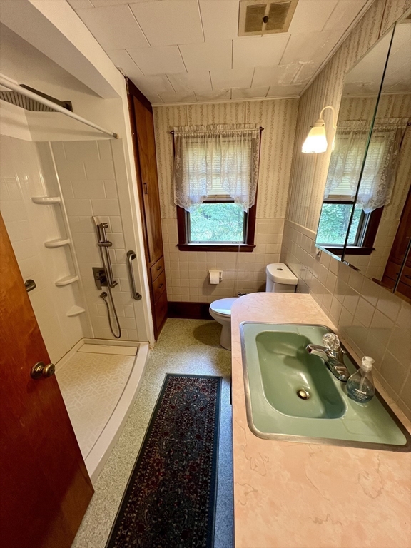 7 Shepard Place Sturbridge, MA 01566 - Photo 13 of 34 a bathroom with a sink and mirror with bathtub