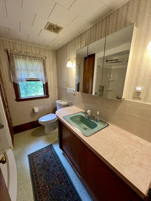 7 Shepard Place Sturbridge, MA 01566 - Photo 14 of 34 a bathroom with a tub sink and mirror