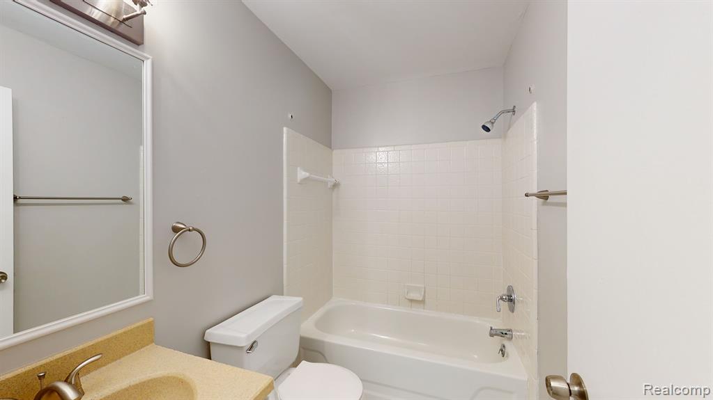 1226 Kings Cove Court Rochester Hills, MI 48306 - Photo 19 of 34