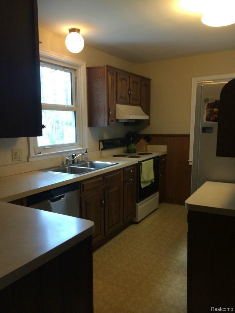 505 Maplehill Road Rochester, MI 48306 - Photo 10 of 15 Maplehill - Kitchen.jpg