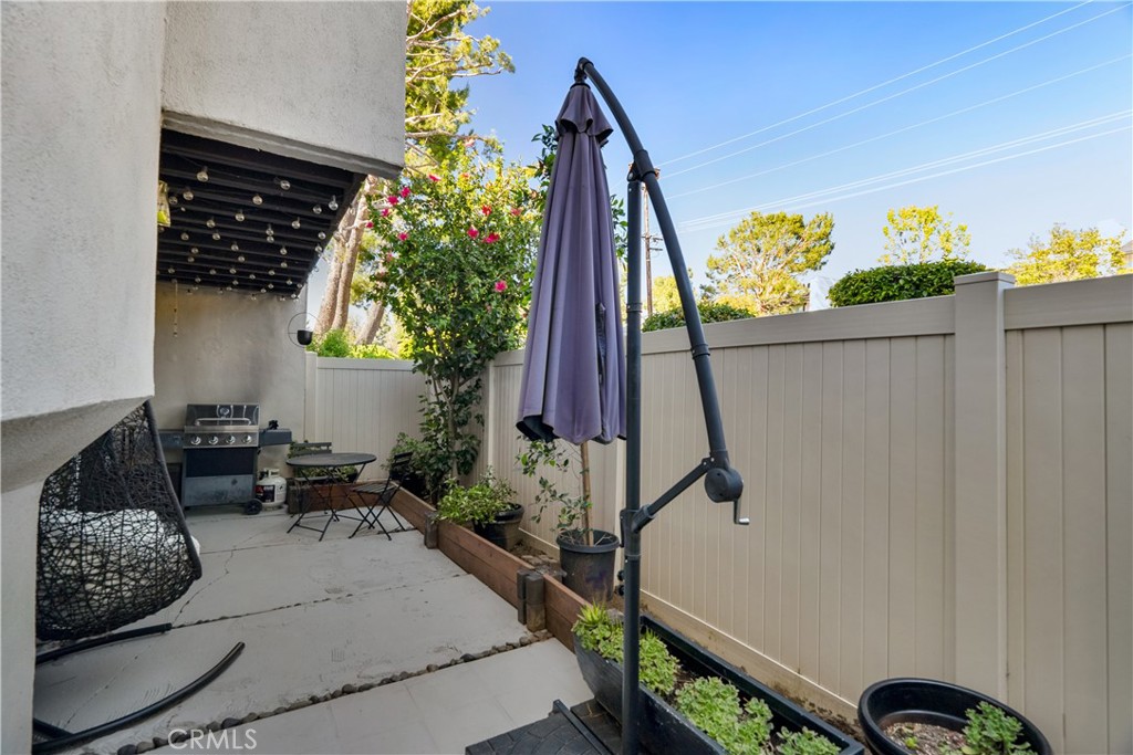 2752 Craig Circle Fullerton, CA 92835 - Photo 29 of 38 a living room with furniture and a potted plant