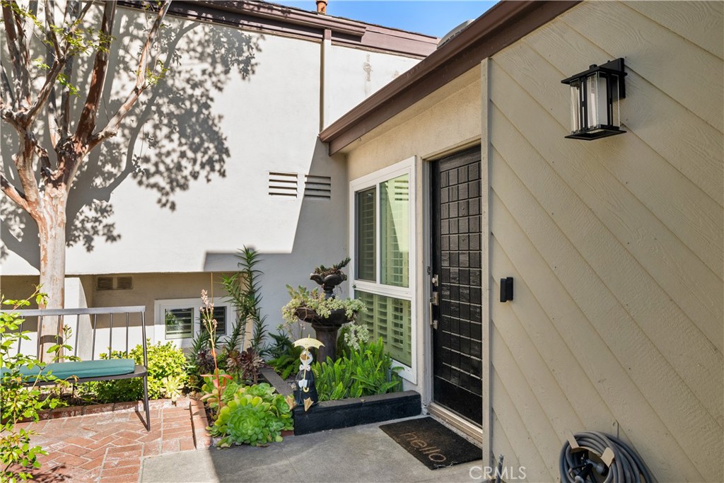 2752 Craig Circle Fullerton, CA 92835 - Photo 4 of 38 a front view of a house with a yard