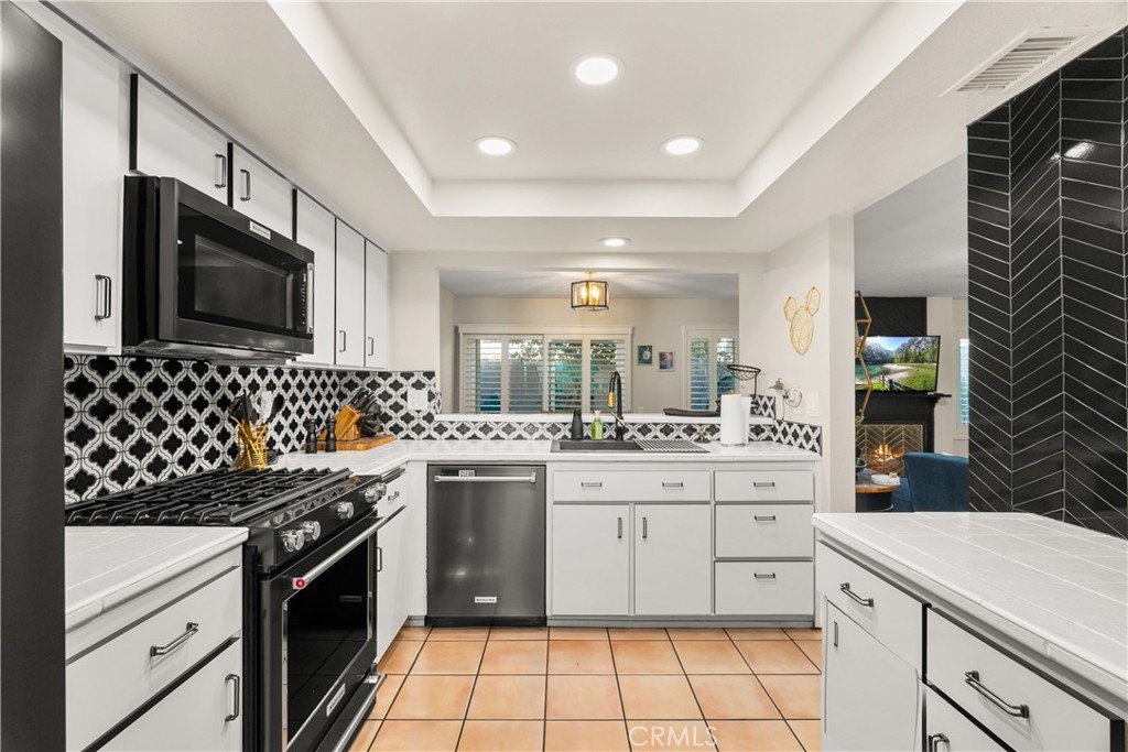 2752 Craig Circle Fullerton, CA 92835 - Photo 8 of 38 a kitchen that has a sink and a stove