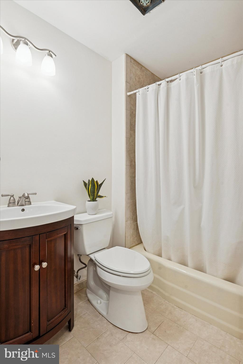 7 Dale Lane Wallingford, PA 19086 - Photo 23 of 46 Hall bathroom