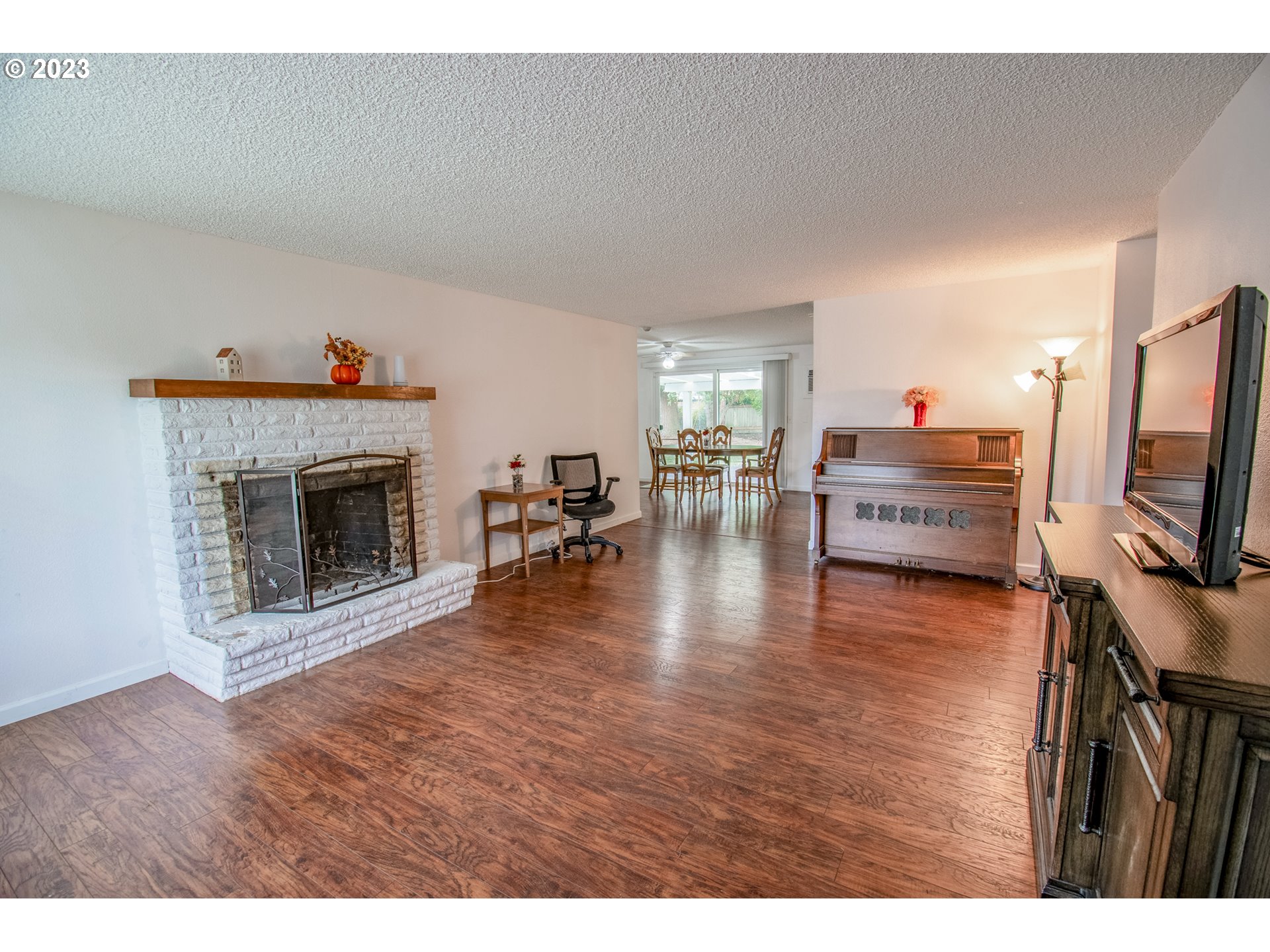 1580 Goodpasture Island Road Eugene, OR 97401 - Photo 3 of 46 Living Room