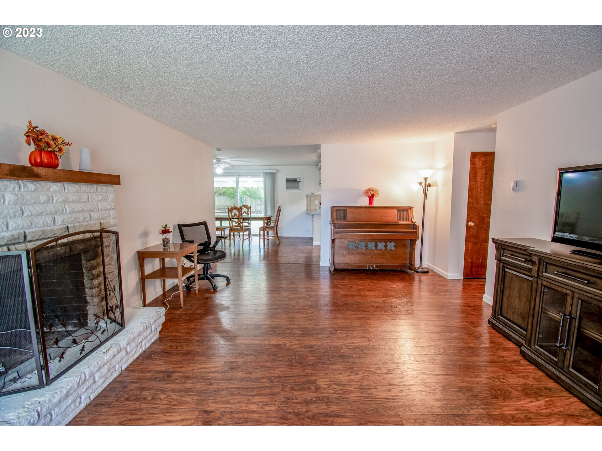 1580 Goodpasture Island Road Eugene, OR 97401 - Photo 4 of 46 Living Room