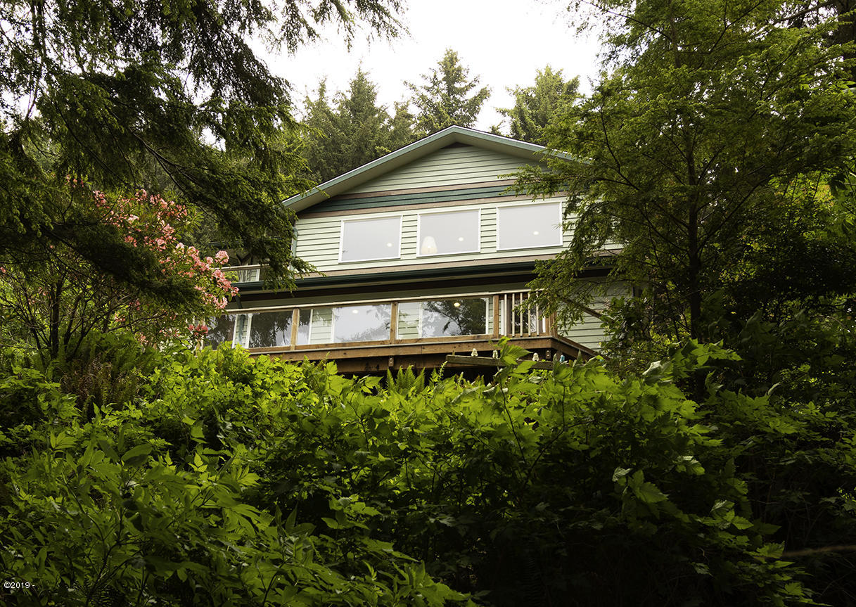 122 Reeves Circle Yachats, OR 97498 - Photo 15 of 40 Reeves C. Deck photo