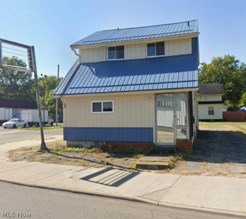2252 Youngstown Road Southeast Warren, OH 44484 - Photo 1 of 6 Gallery Image 1