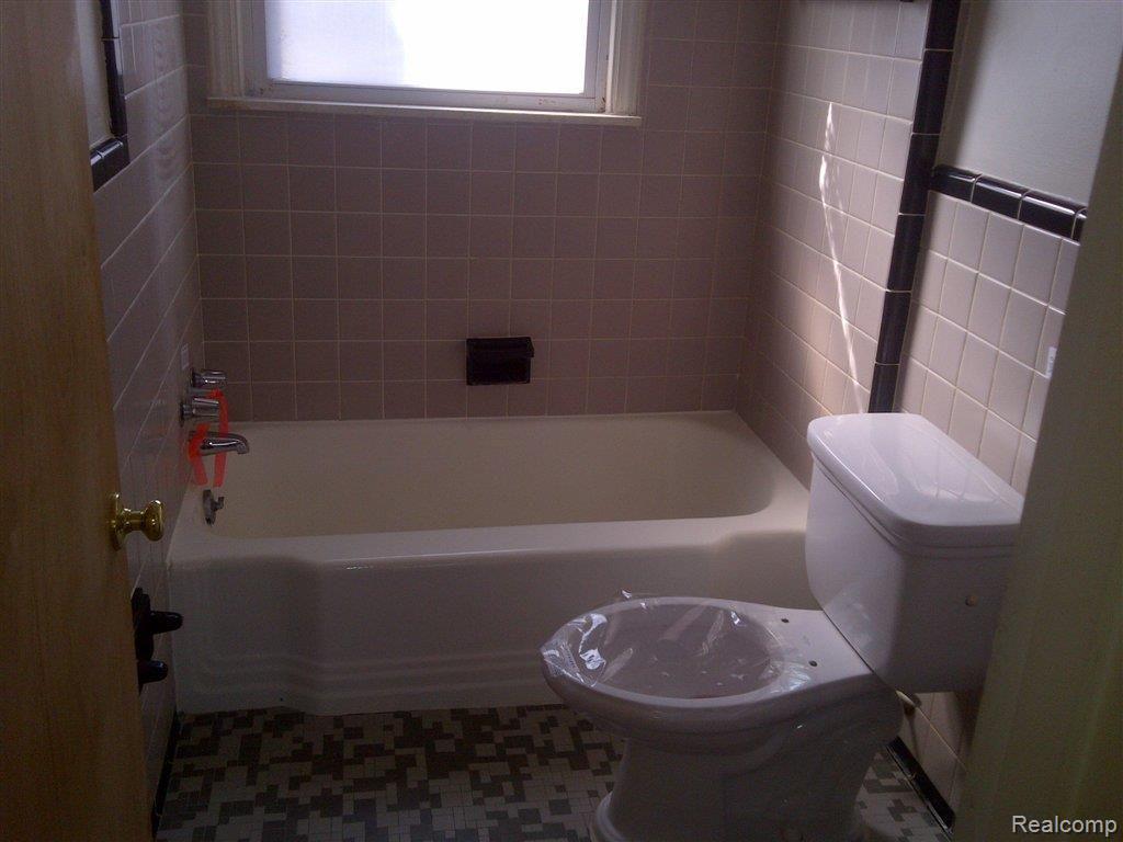 19344 Appleton Street Detroit, MI 48219 - Photo 4 of 10 bath.jpg