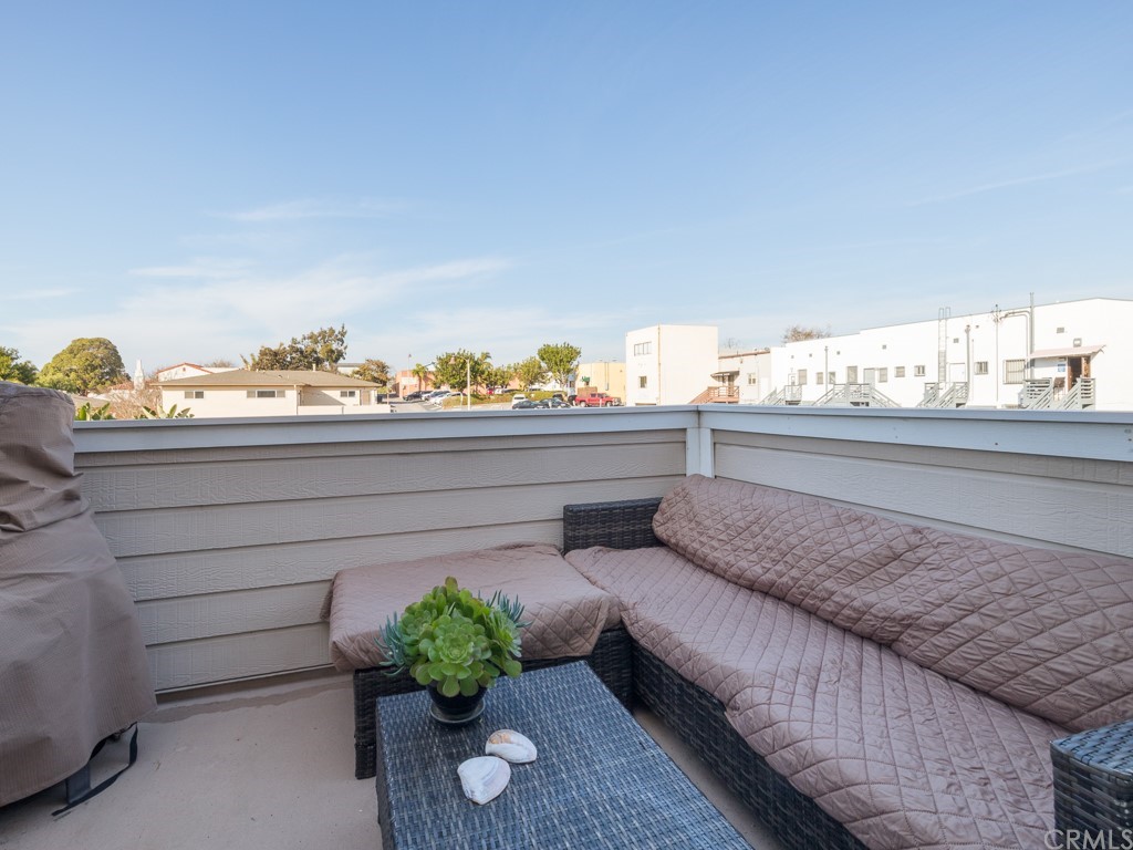 408 Richmond Street, Unit 10 El Segundo, CA 90245 - Photo 20 of 24 a view of terrace with seating space