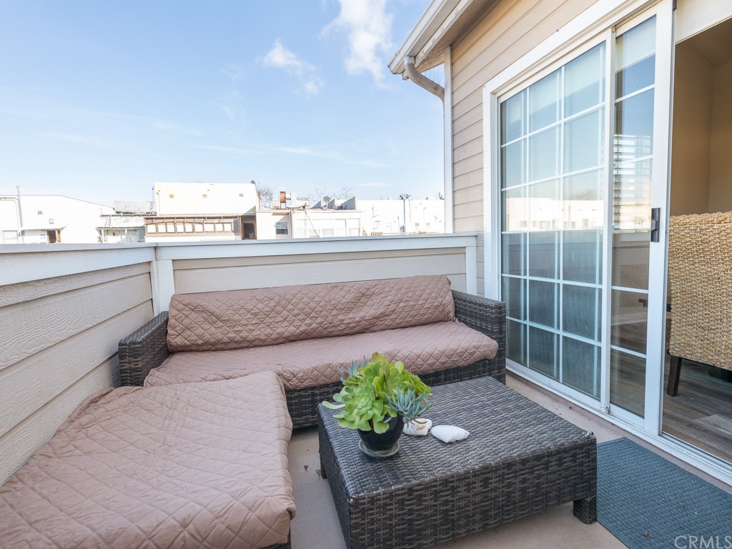 408 Richmond Street, Unit 10 El Segundo, CA 90245 - Photo 21 of 24 a living room with furniture and a potted plant