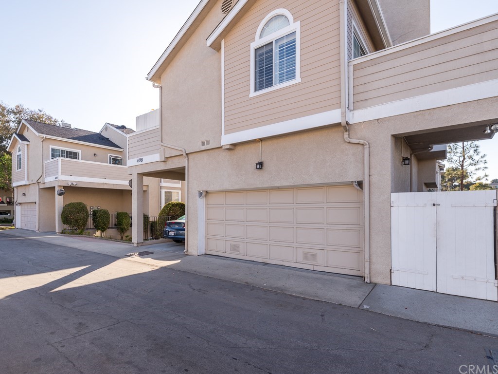 408 Richmond Street, Unit 10 El Segundo, CA 90245 - Photo 23 of 24 a view of a street with garage