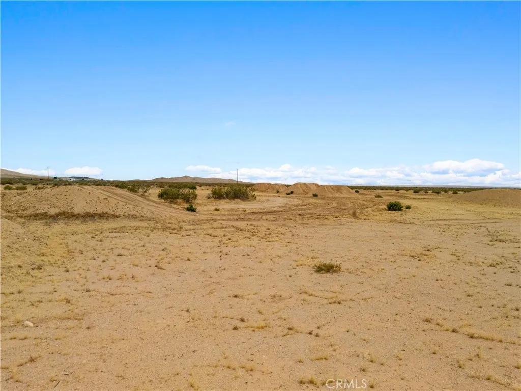 4625813 Drifting Sands Road Adelanto, CA 92301 - Photo 16 of 20