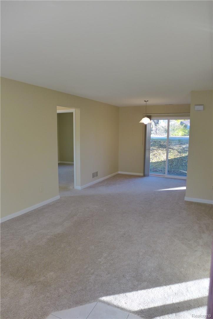 1530 Porter Circle Rochester, MI 48307 - Photo 2 of 14 View from living room into dining room