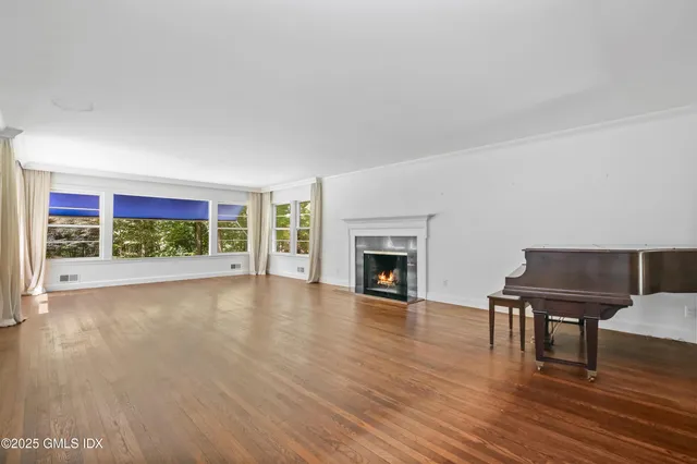 $10,000 | 5 Wooddale Road, Greenwich, CT 06830