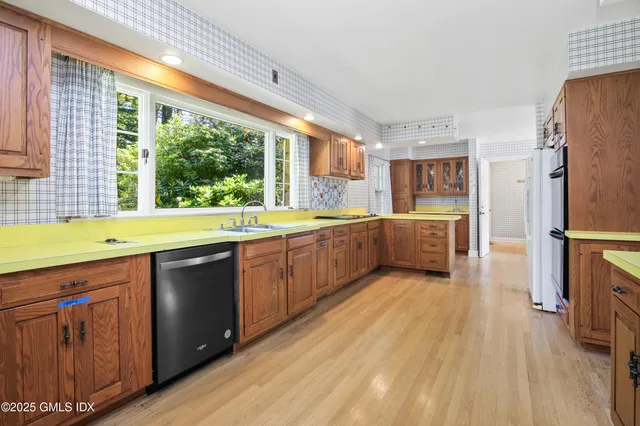 $10,000 | 5 Wooddale Road, Greenwich, CT 06830