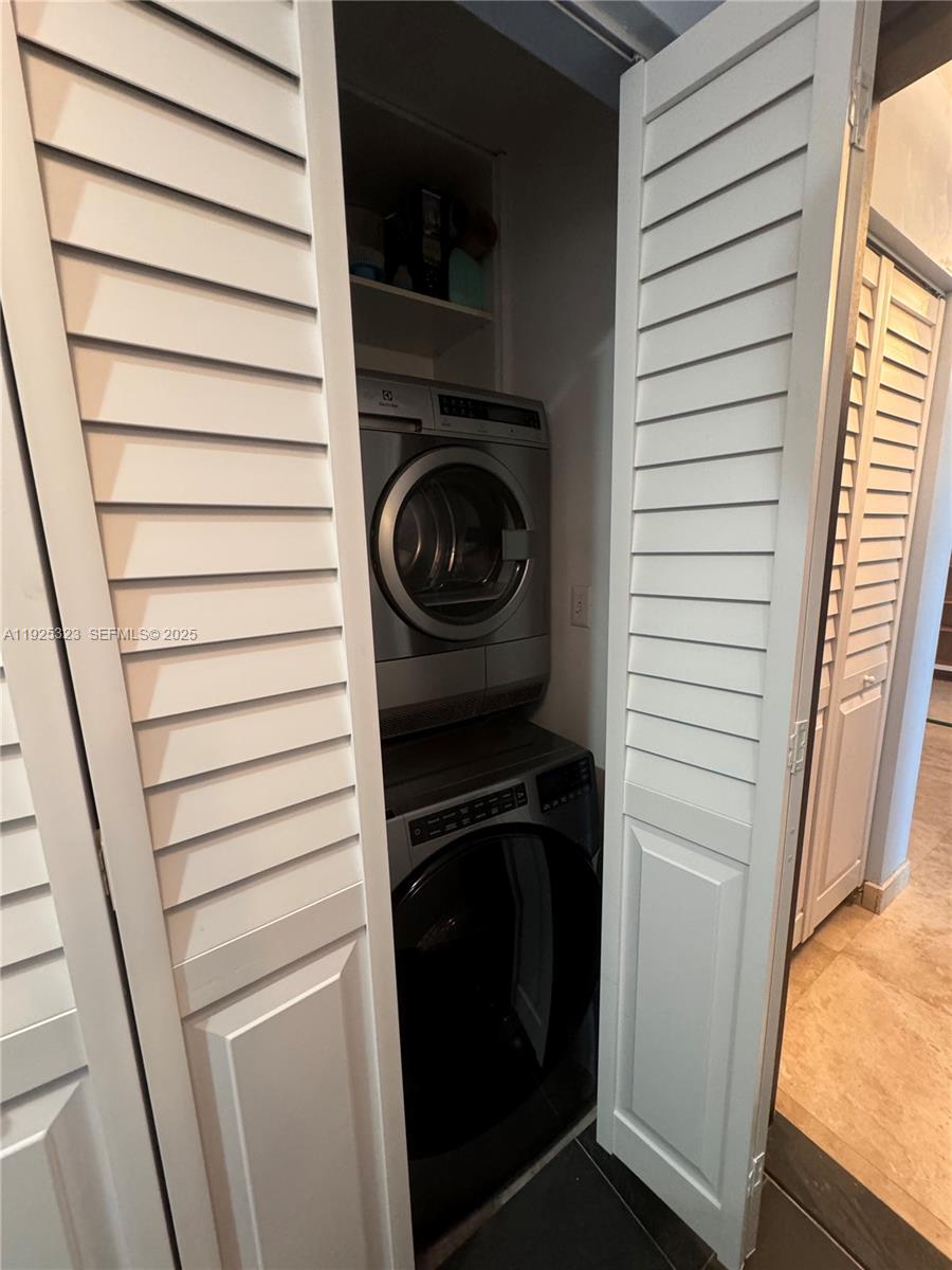 900 Biscayne Boulevard, Unit 2604 Miami, FL 33132 - Photo 35 of 59 a utility room with dryer and washer