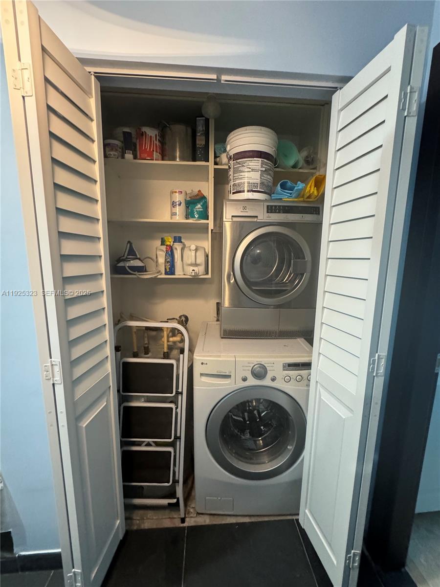 900 Biscayne Boulevard, Unit 2604 Miami, FL 33132 - Photo 37 of 59 a utility room with dryer and washer
