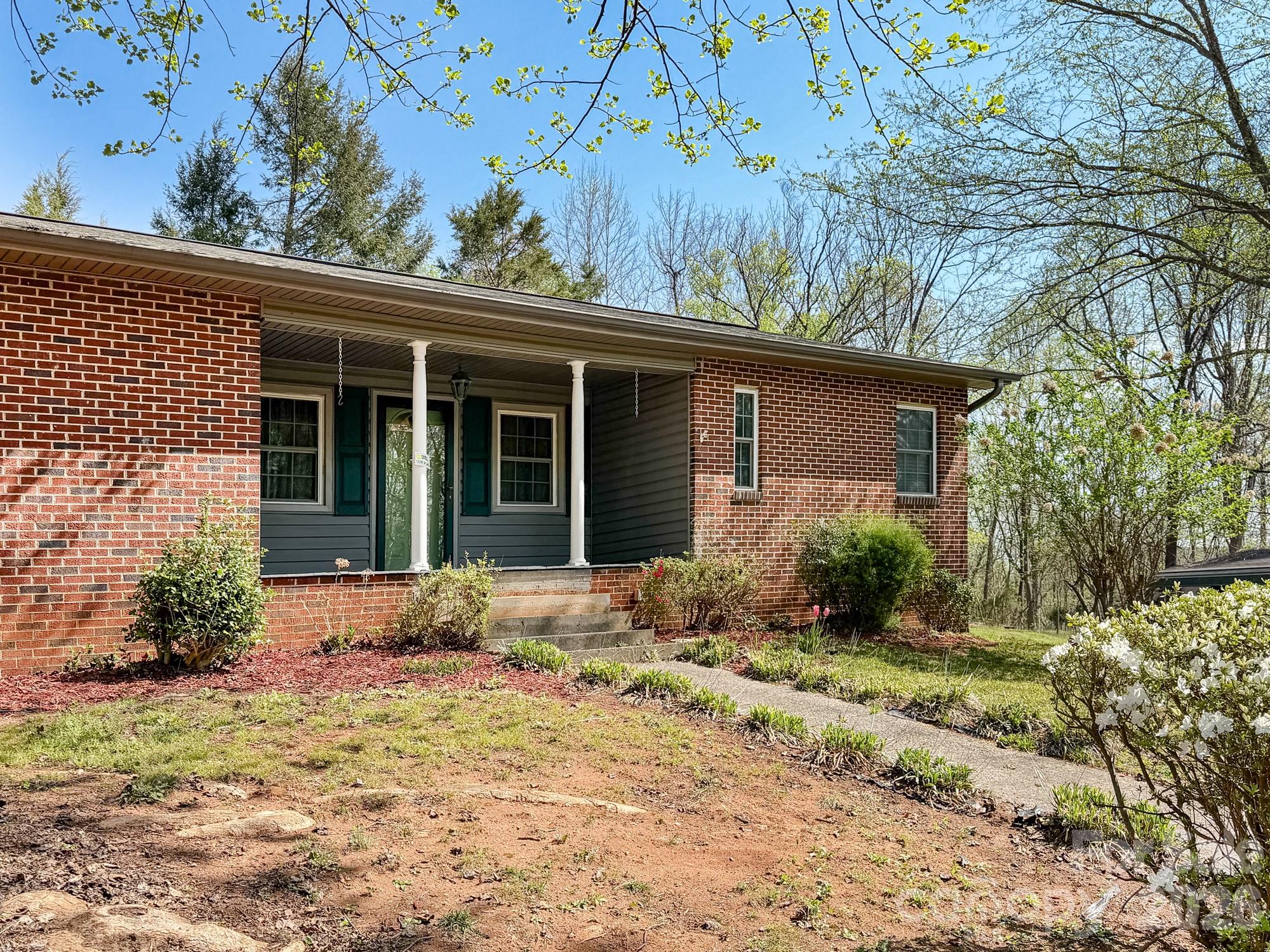 1401 East Union Street Morganton, NC 28655 - Photo 5 of 40 a front view of a house with garden