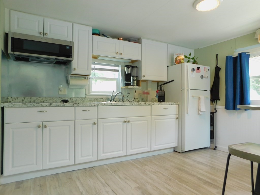 39 Mobile Home Way, Unit 39 Springfield, MA 01119 - Photo 3 of 14