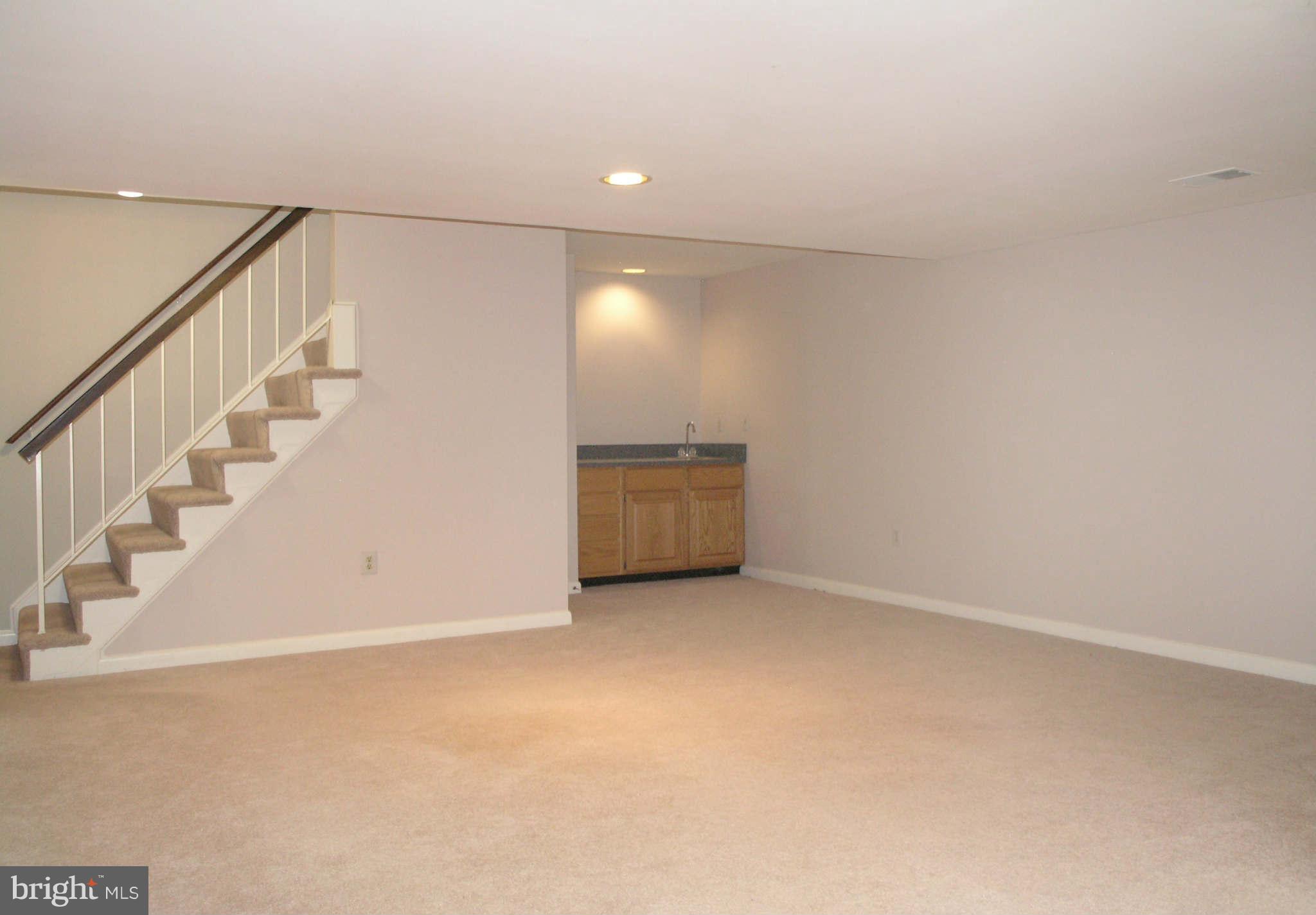 1323 Wedgewood Manor Way Reston, VA 20194 - Photo 22 of 30 Family Room with Wet Bar
