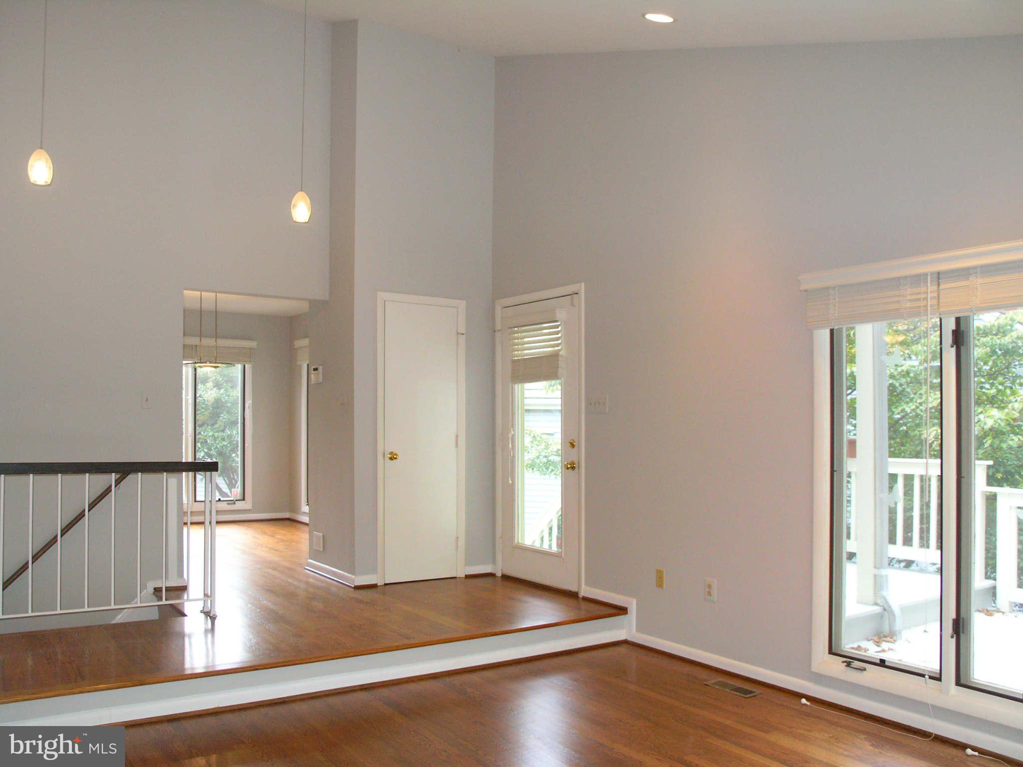 1323 Wedgewood Manor Way Reston, VA 20194 - Photo 6 of 30 Living Room