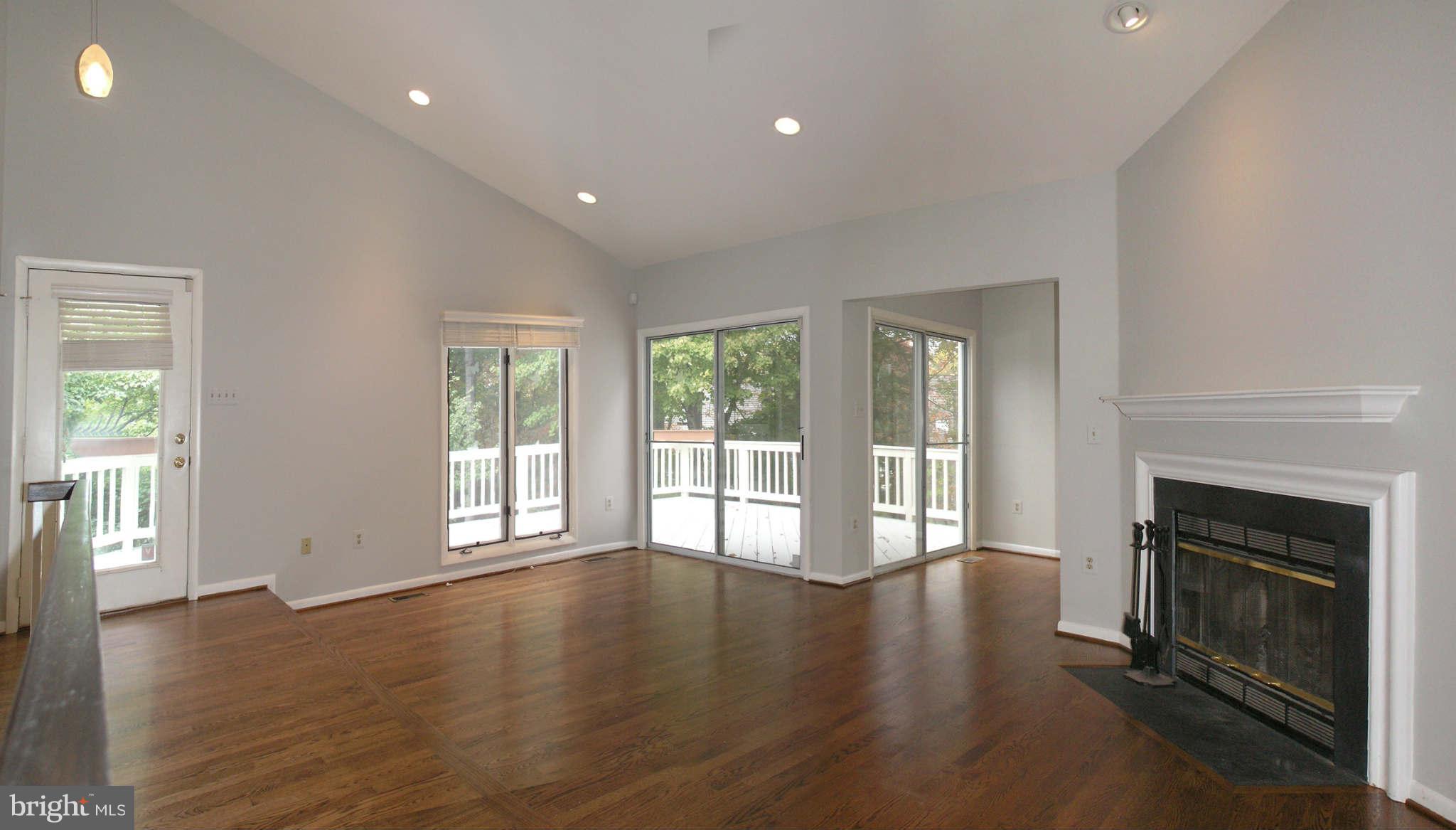 1323 Wedgewood Manor Way Reston, VA 20194 - Photo 8 of 30 Living Room